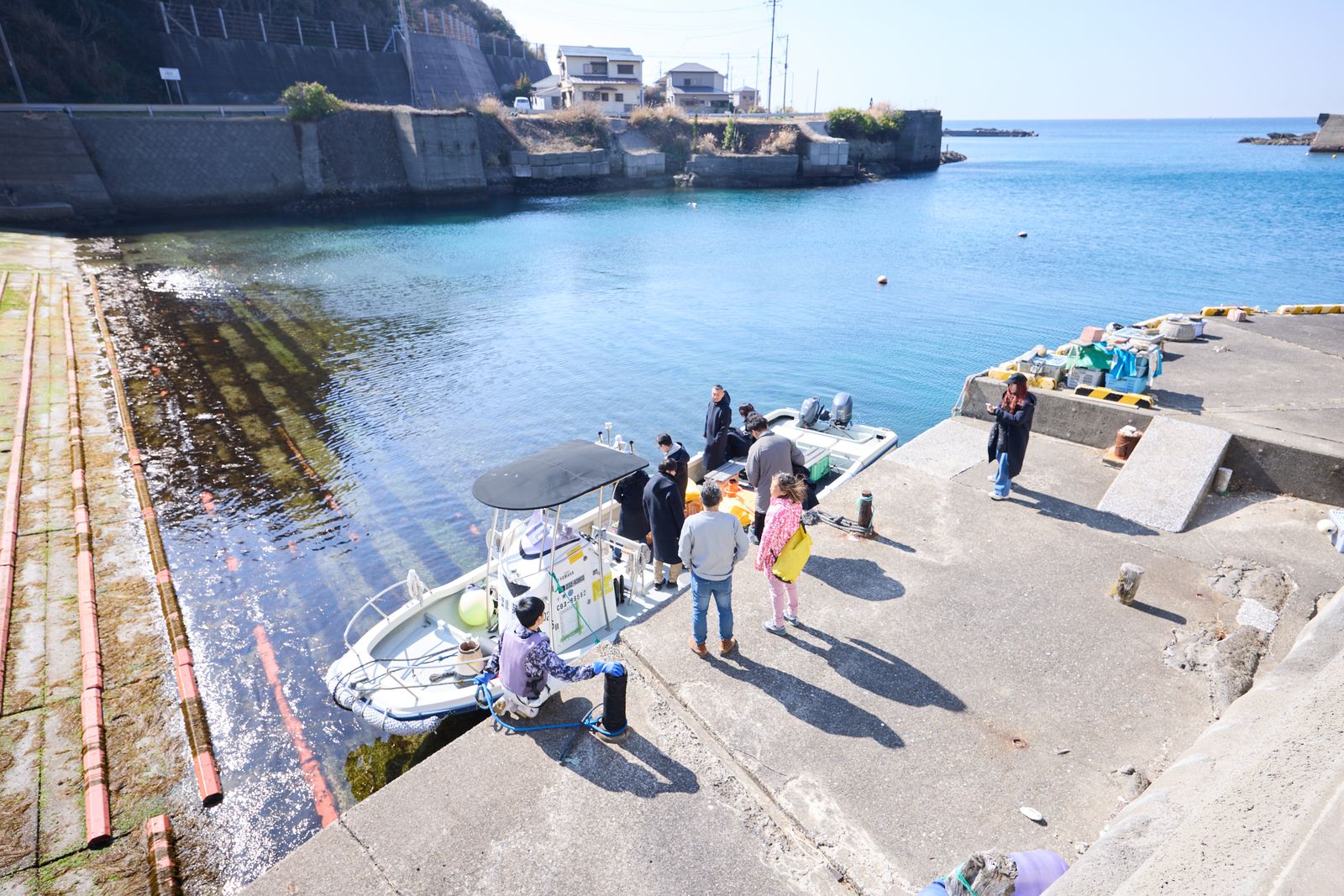 漁港での乗船準備