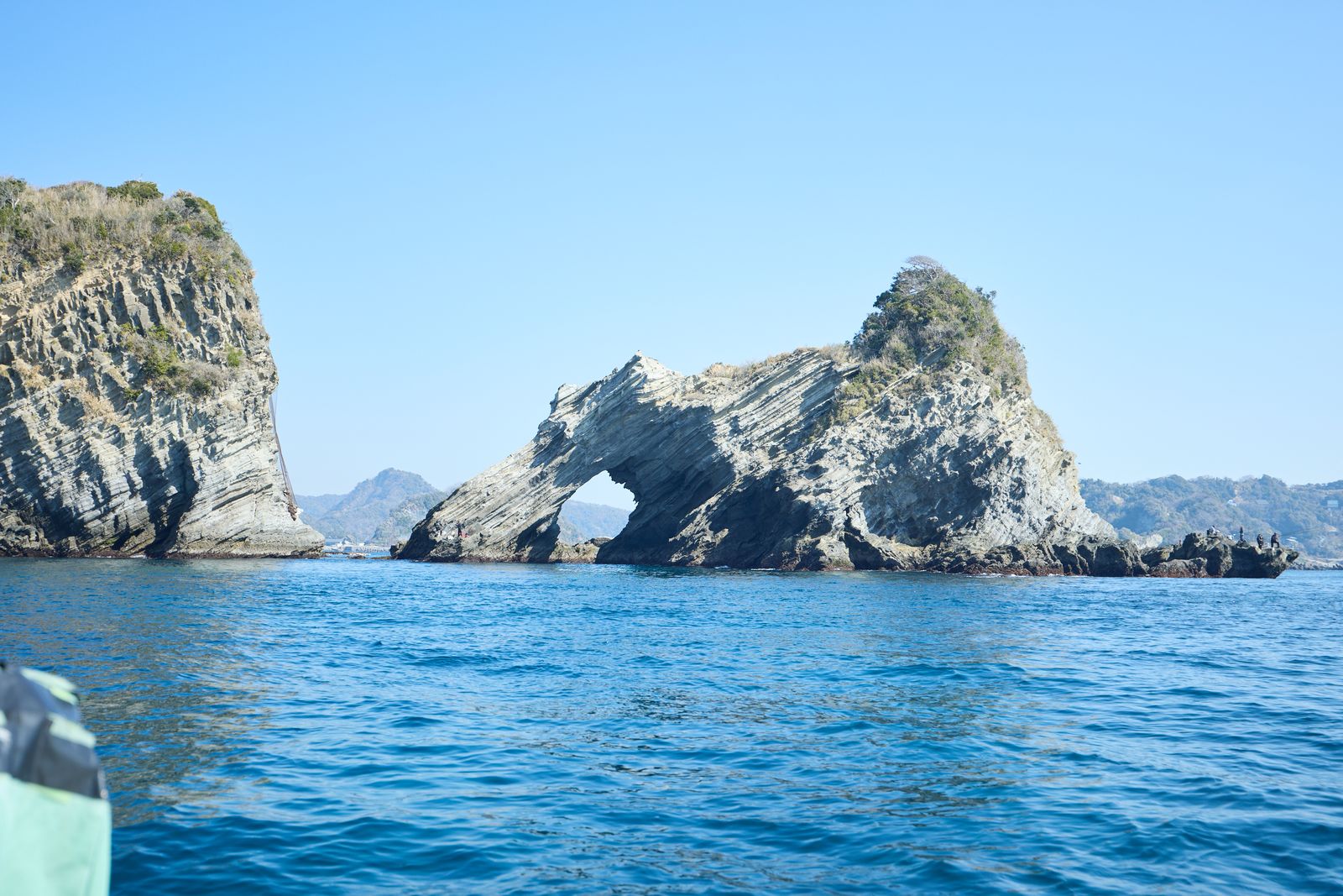 海から望む岩のアーチ