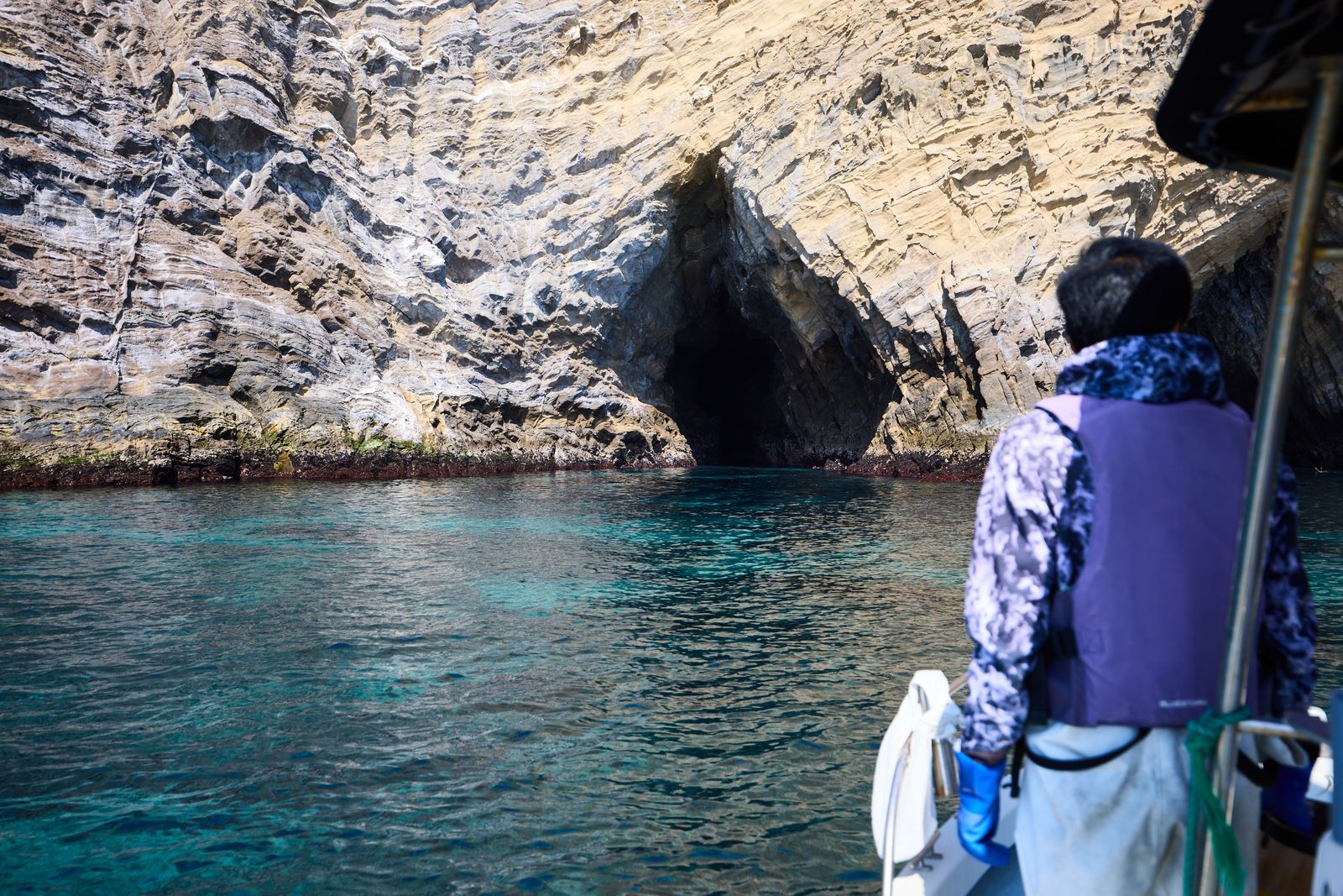 海食洞窟に近づくクルーズ