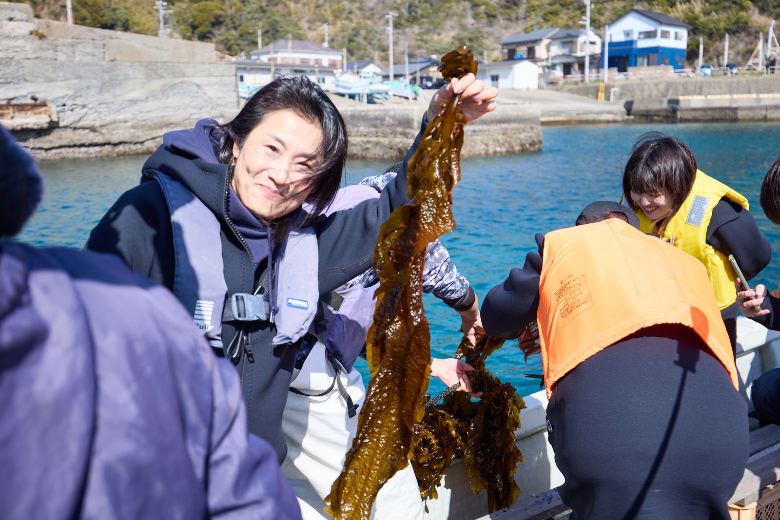 スタッフが海藻を見せる