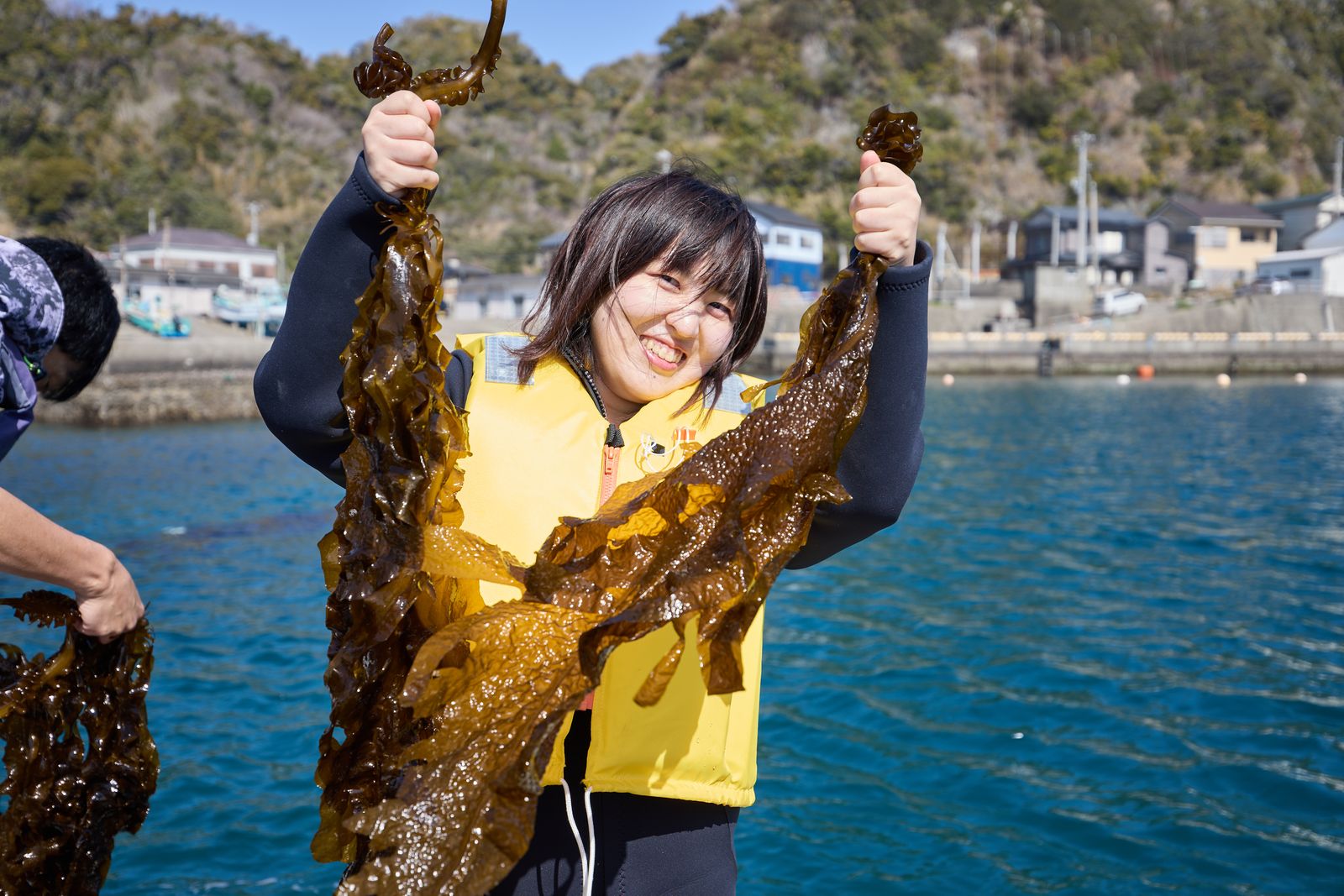 海藻を持ち上げて笑顔