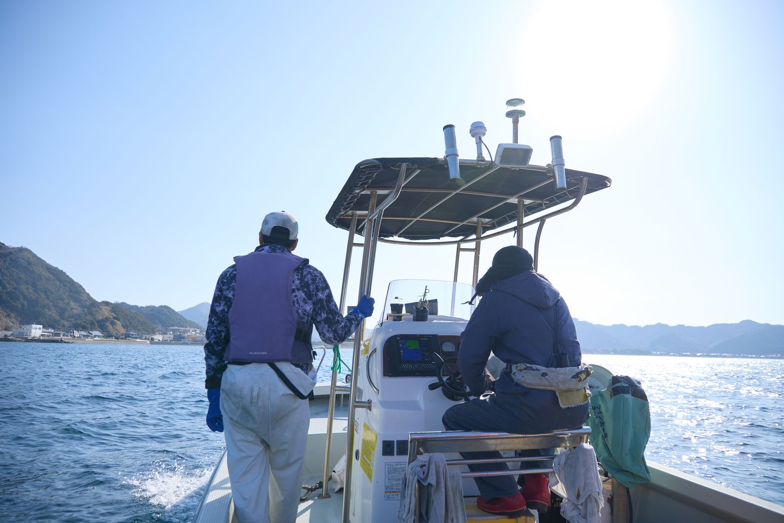 ボートを操船するスタッフ