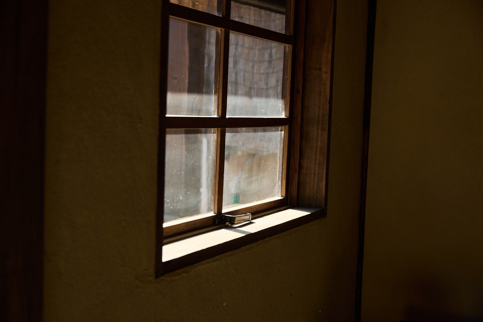 趣ある木枠の窓