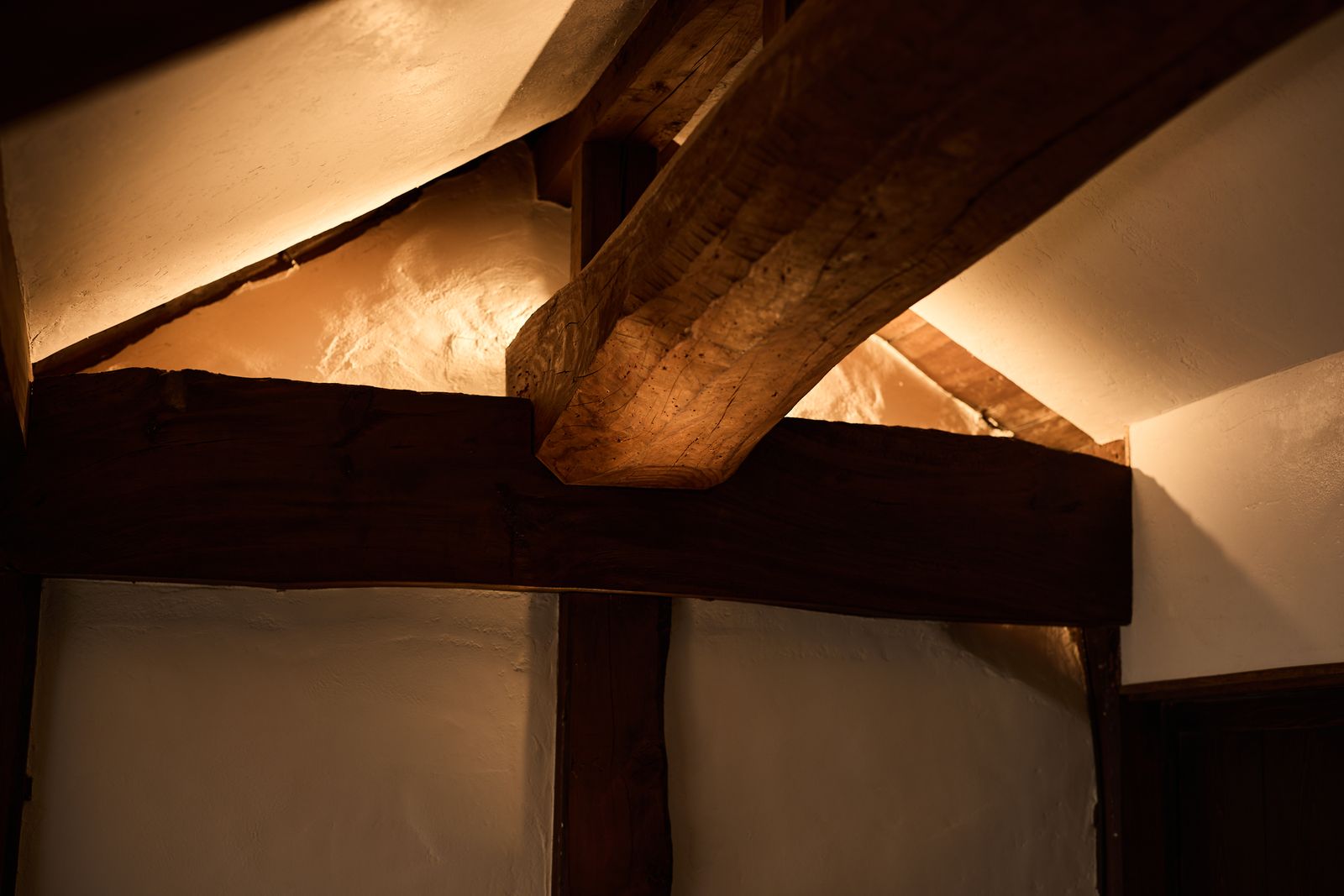 太い梁が印象的な古民家の内装