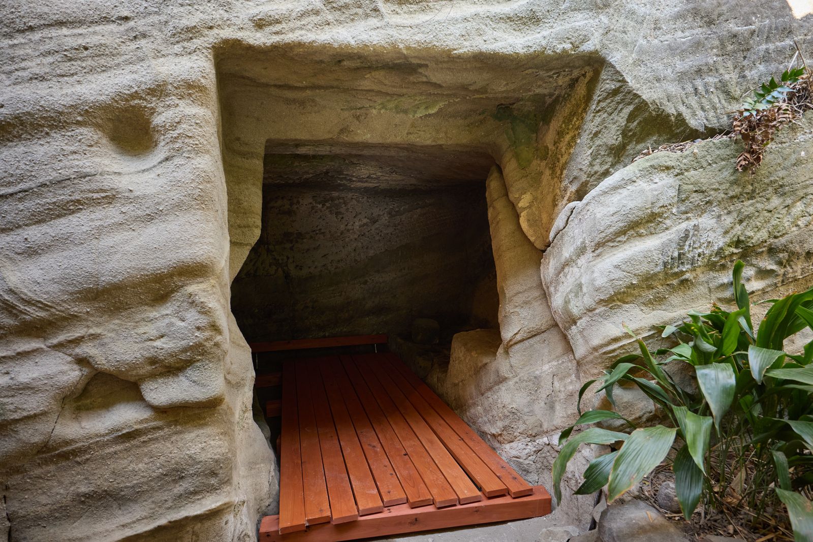 ランタンが灯る岩窟スペース